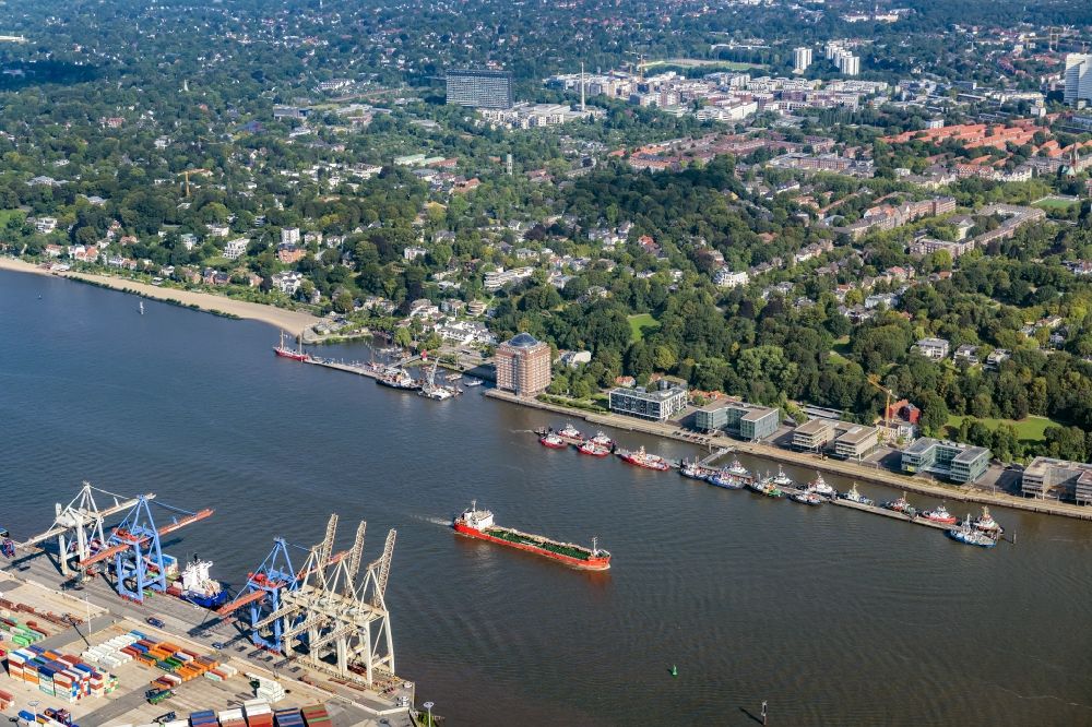 Aerial image Hamburg - Port facilities on the banks of the river course of the Elbe at Neue Schlepperbruecke along the Neumuehlen in the district Altonaer Fischmarkt in Hamburg, Germany