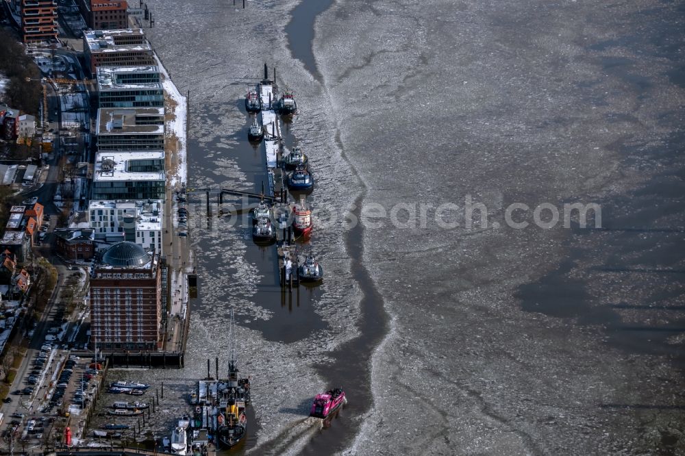 Aerial photograph Hamburg - Port facilities on the banks of the river course of the Elbe at Neue Schlepperbruecke along the Neumuehlen in the district Altonaer Fischmarkt in Hamburg, Germany