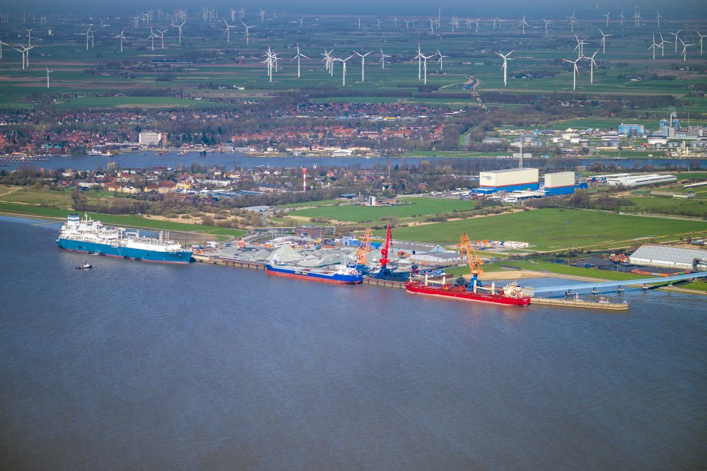 Aerial image Brunsbüttel - Port facilities on the banks of the river course of the Elbe in Brunsbuettel in the state Schleswig-Holstein
