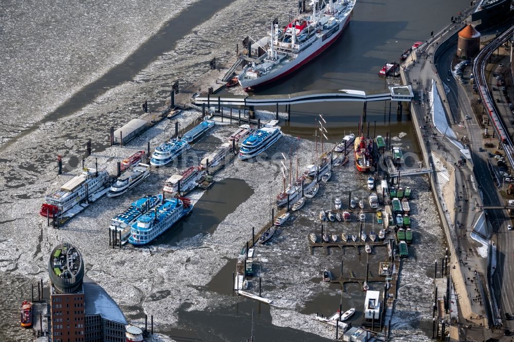 Aerial photograph Hamburg - Port facilities on the banks of the river course of the Elbe in Hamburg, Germany