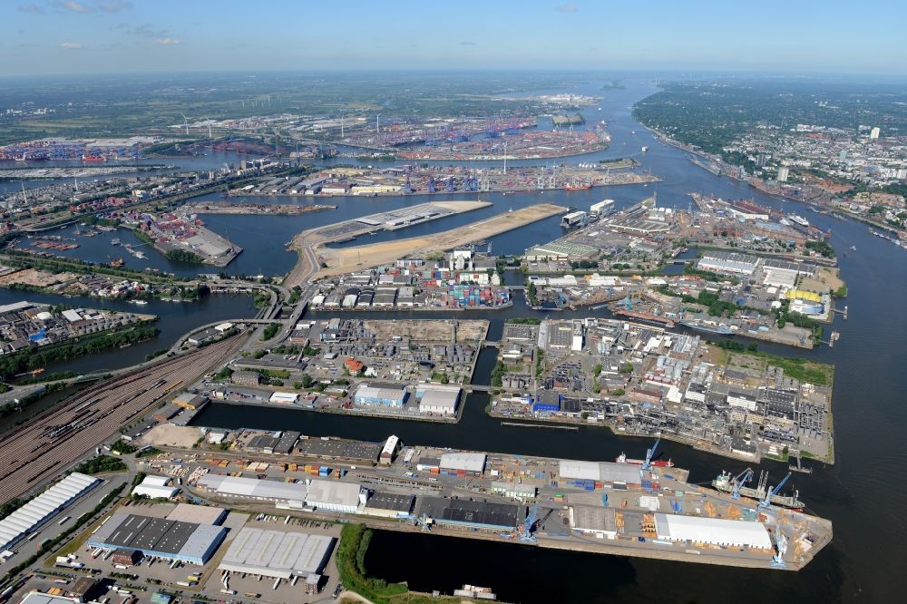 Hamburg from above - Port facilities on the banks of the river course of the Elbe from district Steinwerder in Hamburg