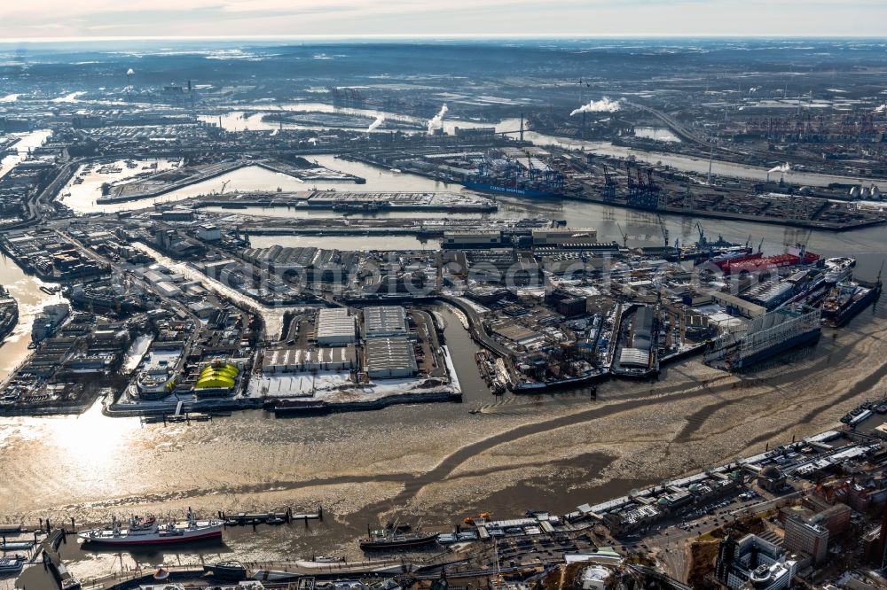 Hamburg from the bird's eye view: Port facilities on the banks of the river course of the Elbe from district Steinwerder in Hamburg