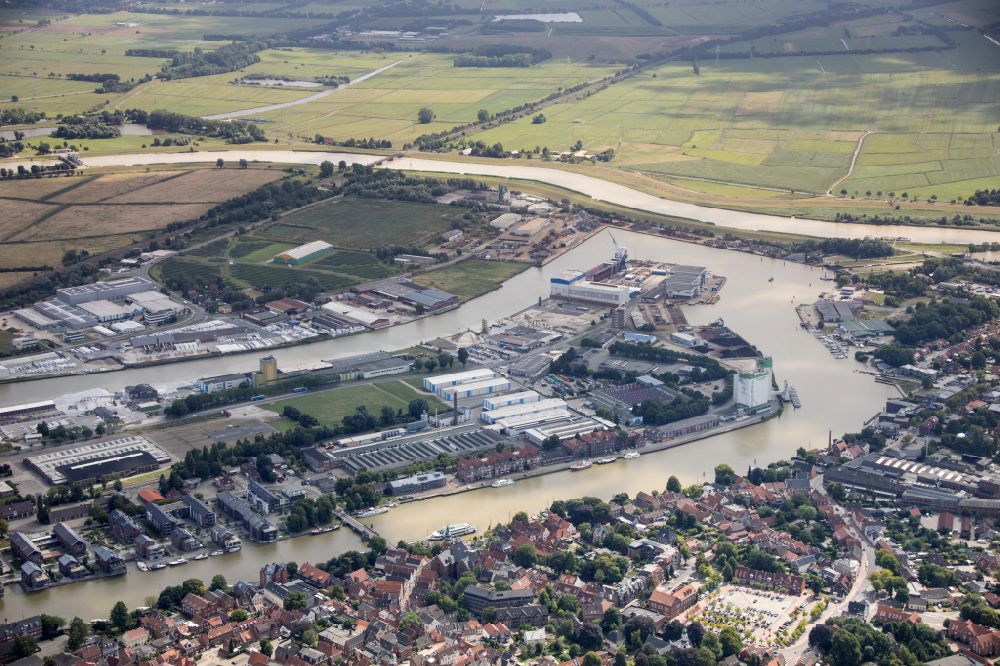 Aerial photograph Leer (Ostfriesland) - Port facilities on the banks of the river course of the Leda and Ems in Leer (Ostfriesland) in the state Lower Saxony, Germany