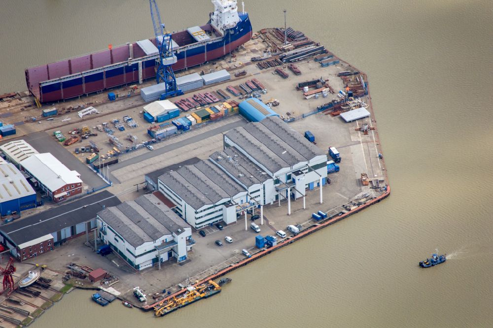 Aerial image Leer (Ostfriesland) - Port facilities on the banks of the river course of the Leda and Ems in Leer (Ostfriesland) in the state Lower Saxony, Germany