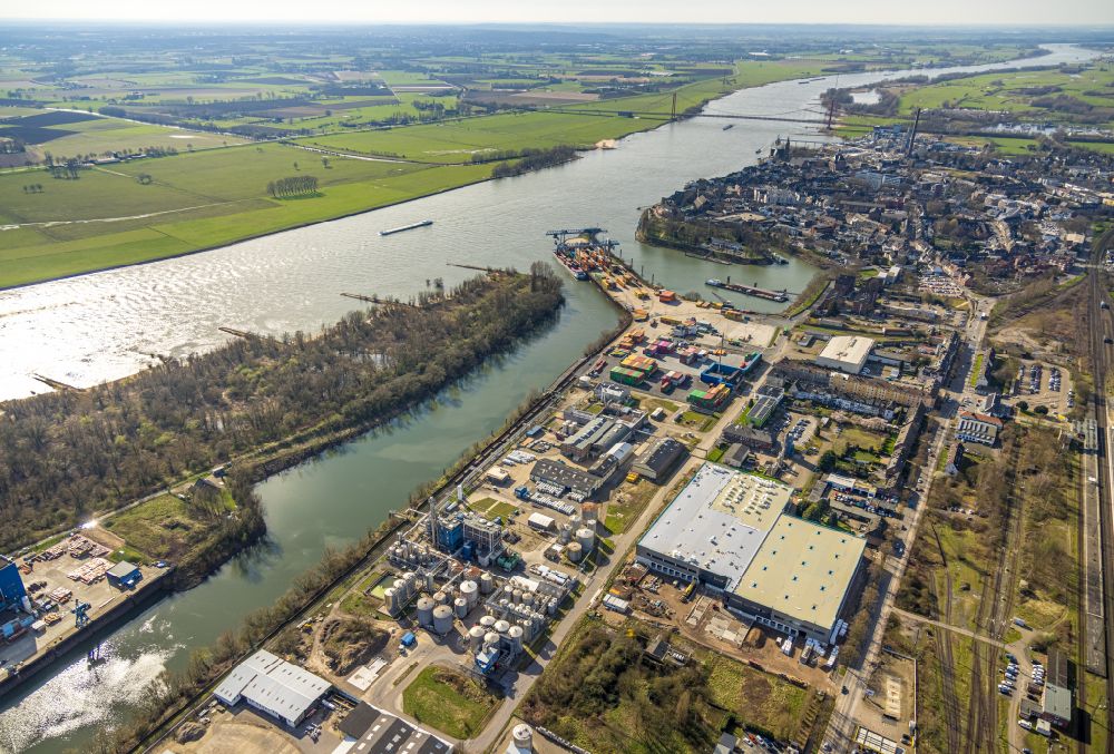 Aerial photograph Emmerich am Rhein - Port facilities on the banks of the Rhine river in Emmerich am Rhein, North Rhine-Westphalia, Germany