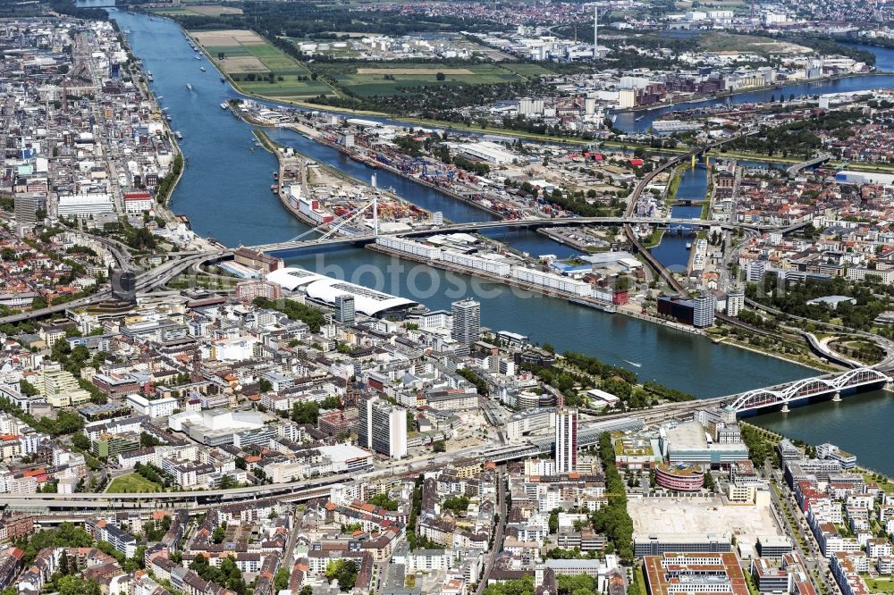 Mannheim from the bird's eye view: Port facilities on the banks of the river course of the Rhine in Mannheim in the state Baden-Wuerttemberg, Germany
