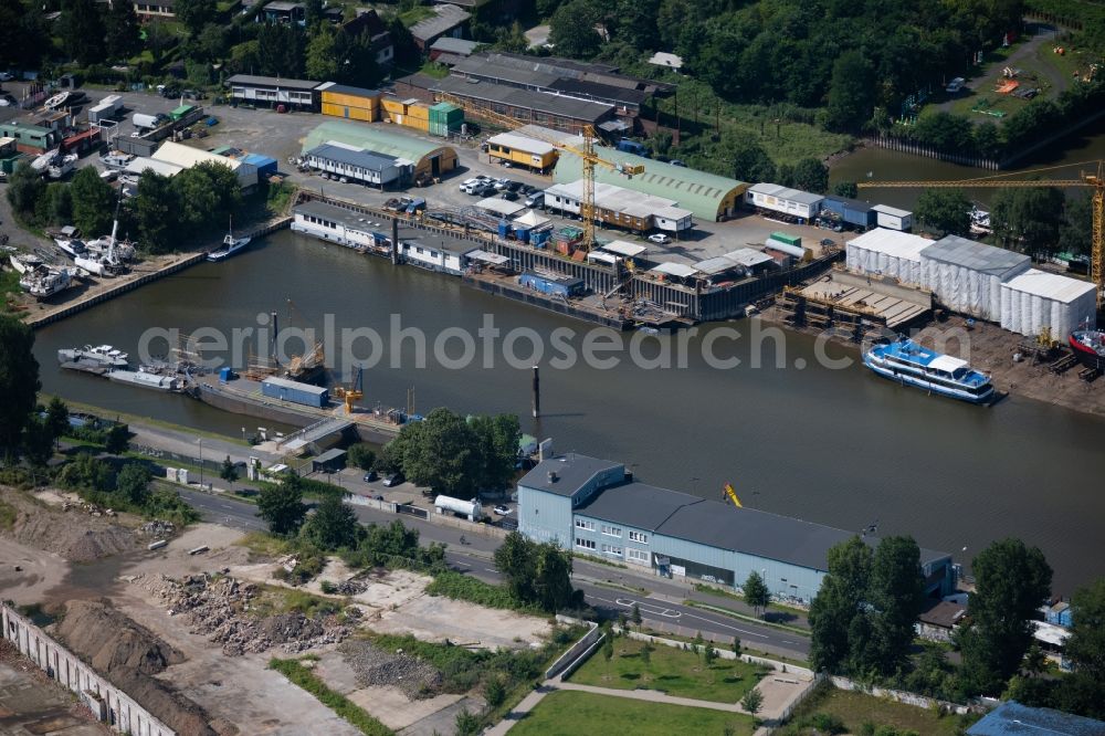 Mülheim from the bird's eye view: Port facilities on the banks of the river course of the of the Rhine river Muehlheimer Hafen in Muelheim in the state North Rhine-Westphalia, Germany