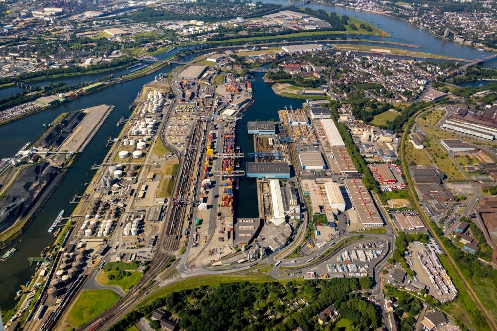 Aerial image Duisburg - Port facilities on the banks of the river course of the Ruhr in the district Ruhrort in Duisburg in the state North Rhine-Westphalia, Germany