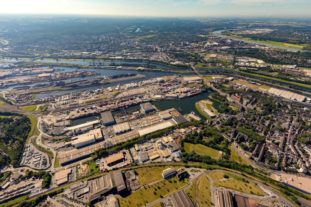 Duisburg from the bird's eye view: Port facilities on the banks of the river course of the Ruhr in the district Ruhrort in Duisburg in the state North Rhine-Westphalia, Germany