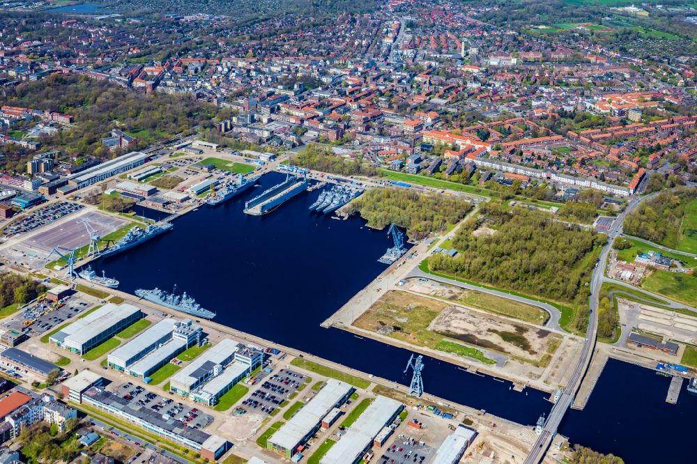 Wilhelmshaven from the bird's eye view: Port facilities on the shores of the harbor of Bauhafen in Wilhelmshaven in the state Lower Saxony, Germany