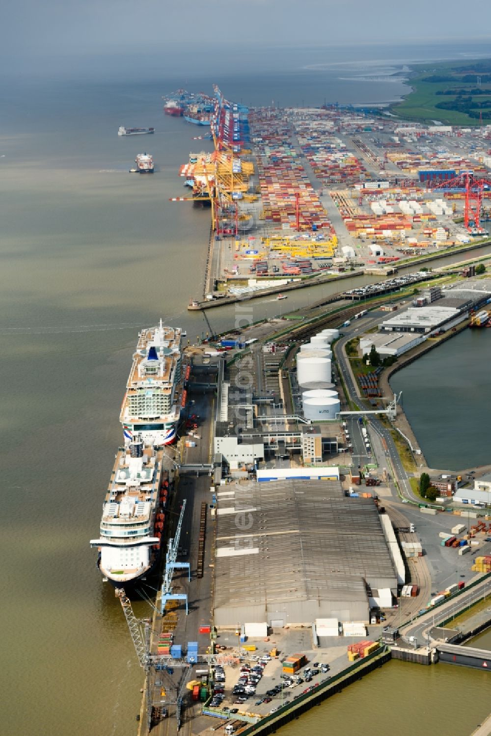 Aerial photograph Bremerhaven - Port facilities on the shores of the harbor of in Bremerhaven in the state Bremen, Germany
