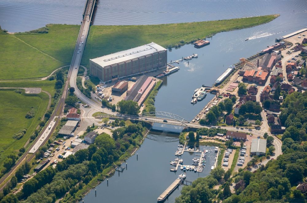 Lauenburg/Elbe from the bird's eye view: Port facilities on the shores of the harbor of Elbe in Lauenburg/Elbe in the state Schleswig-Holstein, Germany