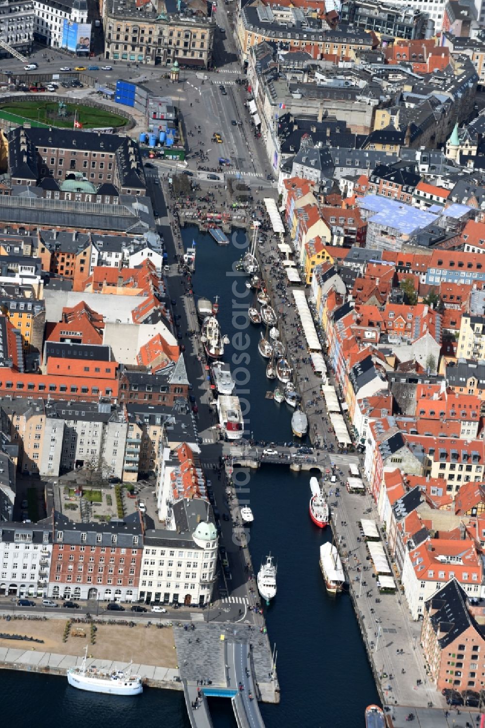 Kopenhagen from the bird's eye view: Port facilities on the shores of the harbor of Nyhavn in Copenhagen in Region Hovedstaden, Denmark