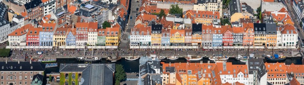 Aerial image Kopenhagen - Port facilities on the shores of the harbor of Nyhavn in Copenhagen in Region Hovedstaden, Denmark