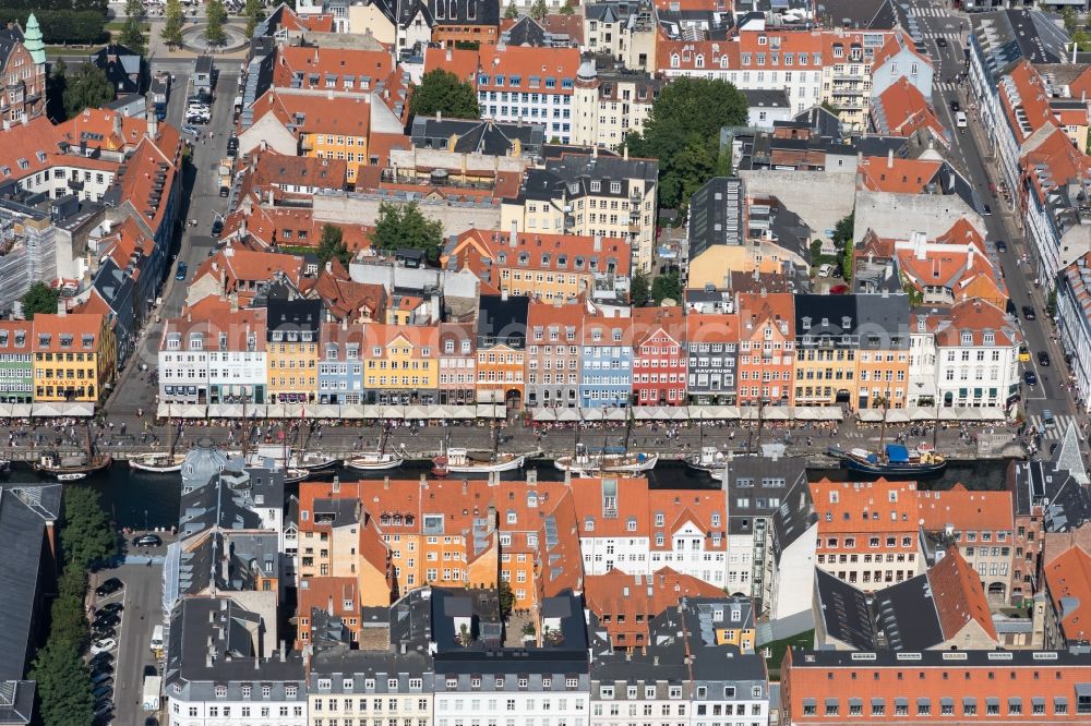 Aerial photograph Kopenhagen - Port facilities on the shores of the harbor of Nyhavn in Copenhagen in Region Hovedstaden, Denmark