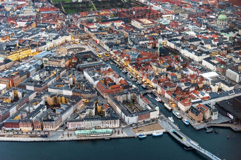 Aerial image Kopenhagen - Port facilities on the shores of the harbor of Nyhavn in Copenhagen in Region Hovedstaden, Denmark