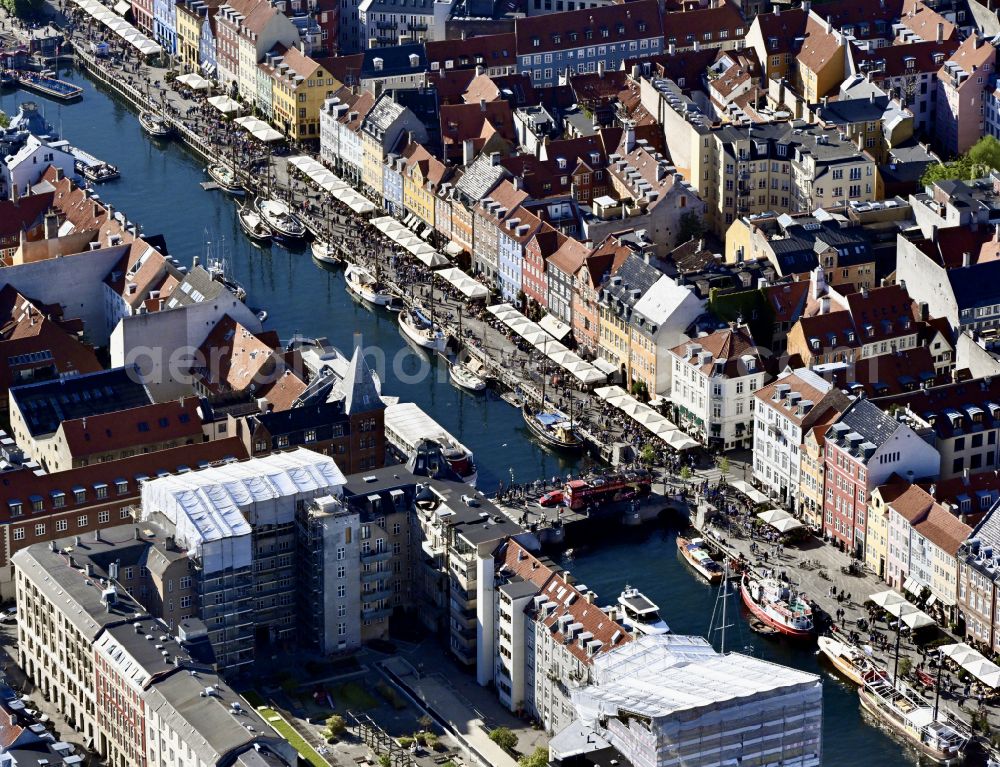 Kopenhagen from the bird's eye view: Port facilities on the shores of the harbor of Nyhavn in Copenhagen in Region Hovedstaden, Denmark