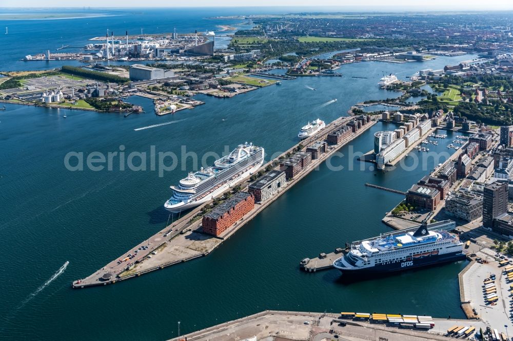 Kopenhagen from the bird's eye view: Port facilities on the shores of the harbor of in the district Oesterbro in Copenhagen in Region Hovedstaden, Denmark