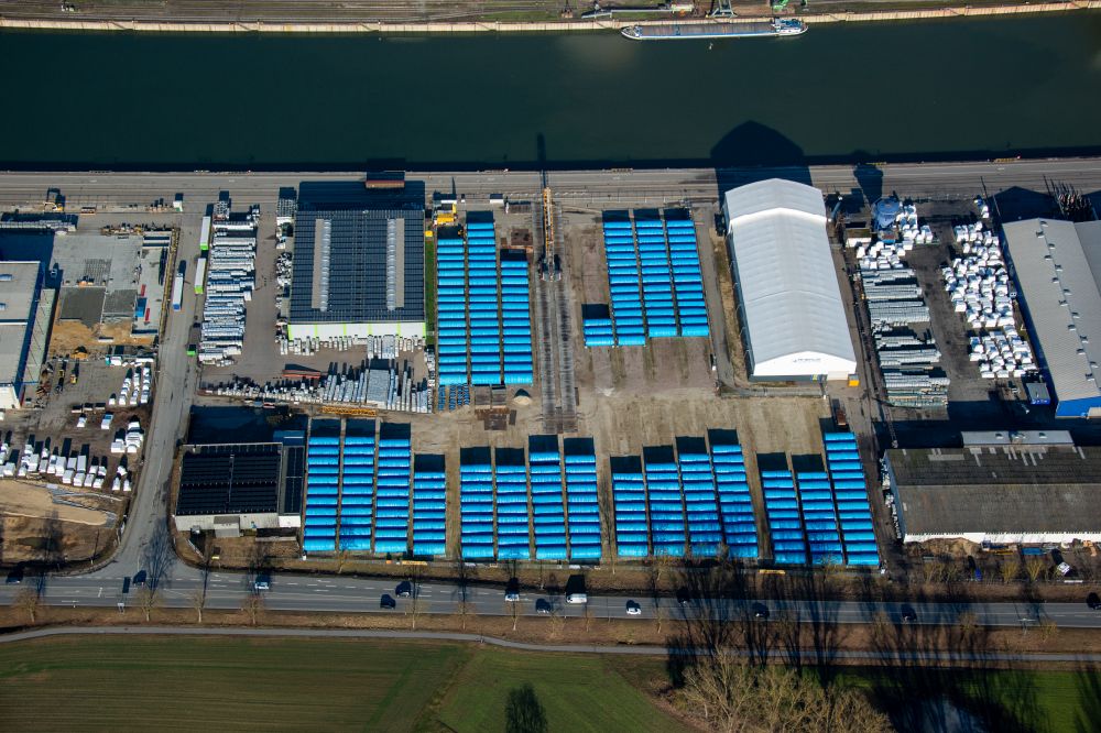 Regensburg from the bird's eye view: Port facilities on the shores of the harbor of Osthafen in Regensburg in the state Bavaria, Germany