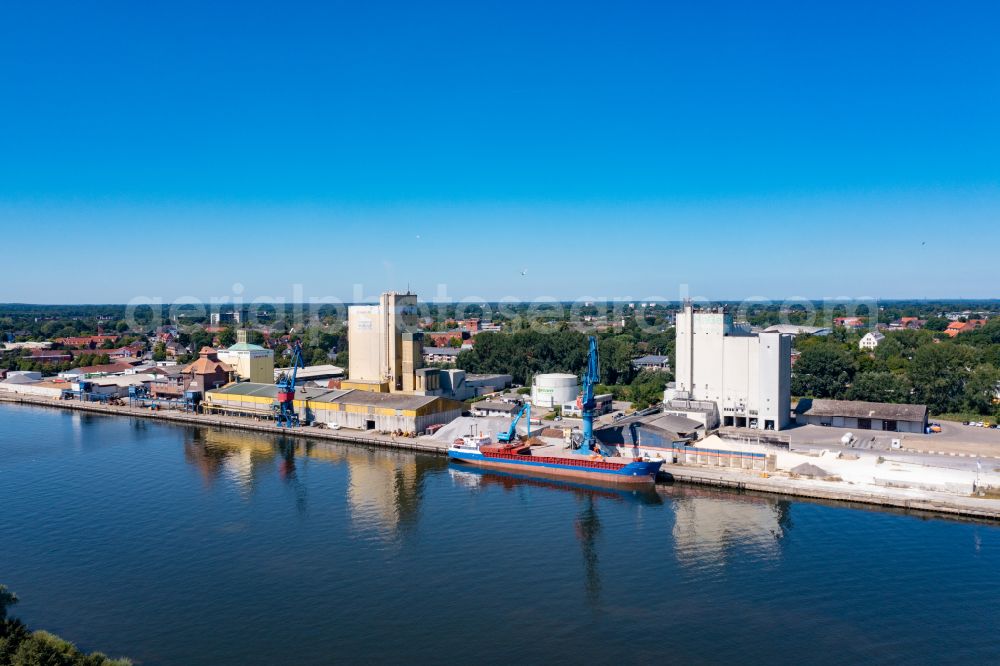 Aerial photograph Rendsburg - Port facilities on the shores of the harbor of the Rendsburg Port Authority GmbH in Rendsburg in the state Schleswig-Holstein