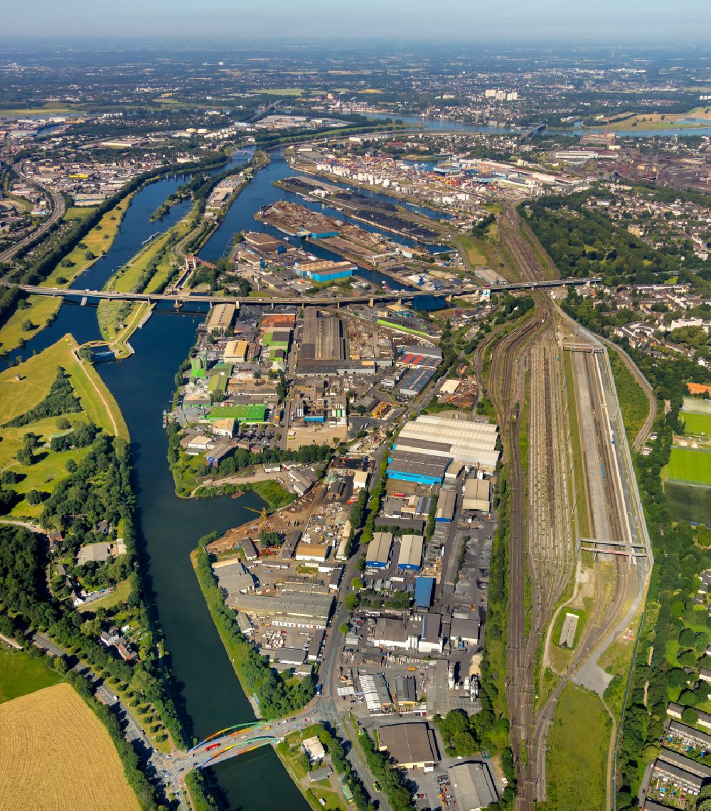 Aerial photograph Duisburg - Port facilities on the shores of the harbor of the Ruhr on street Kohleninsel in the district Ruhrort in Duisburg at Ruhrgebiet in the state North Rhine-Westphalia, Germany