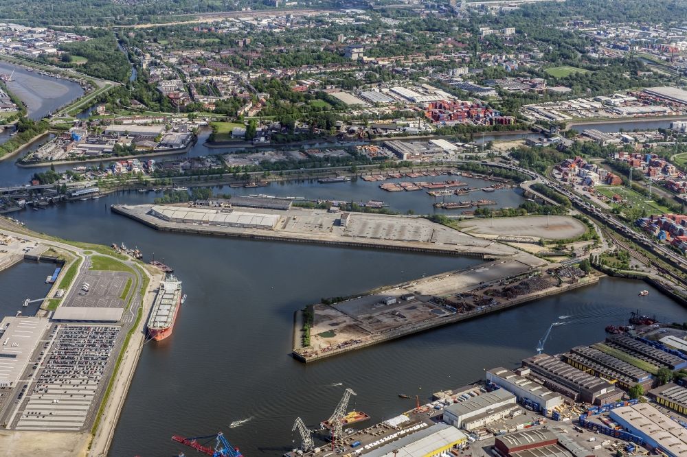 Hamburg from the bird's eye view: Port facilities on the shores of the harbor of in district Steinwerder in Hamburg