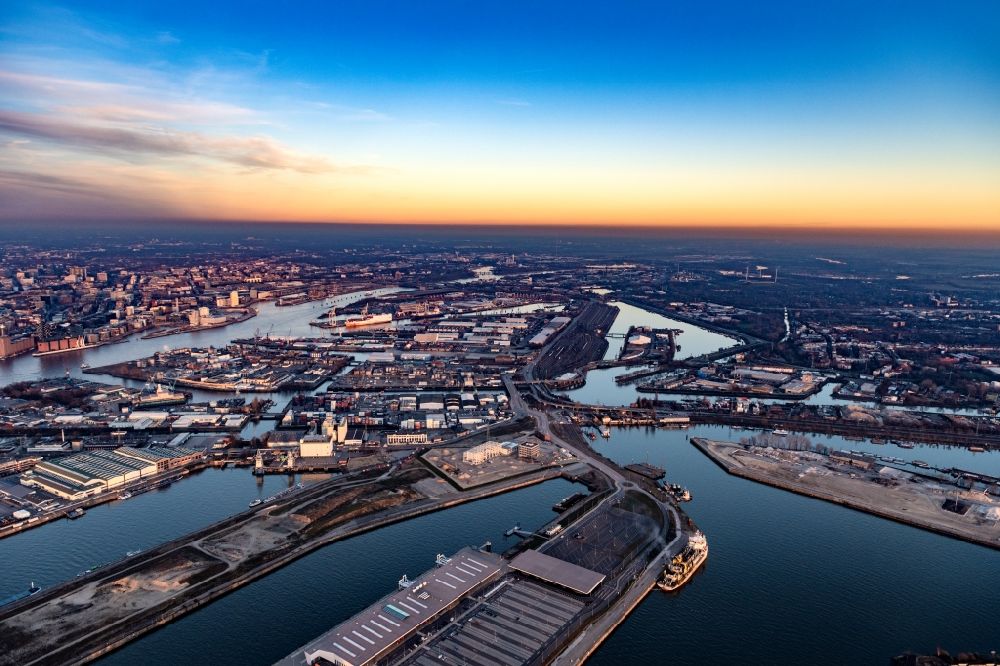 Aerial image Hamburg - Port facilities on the shores of the harbor of in district Steinwerder in Hamburg