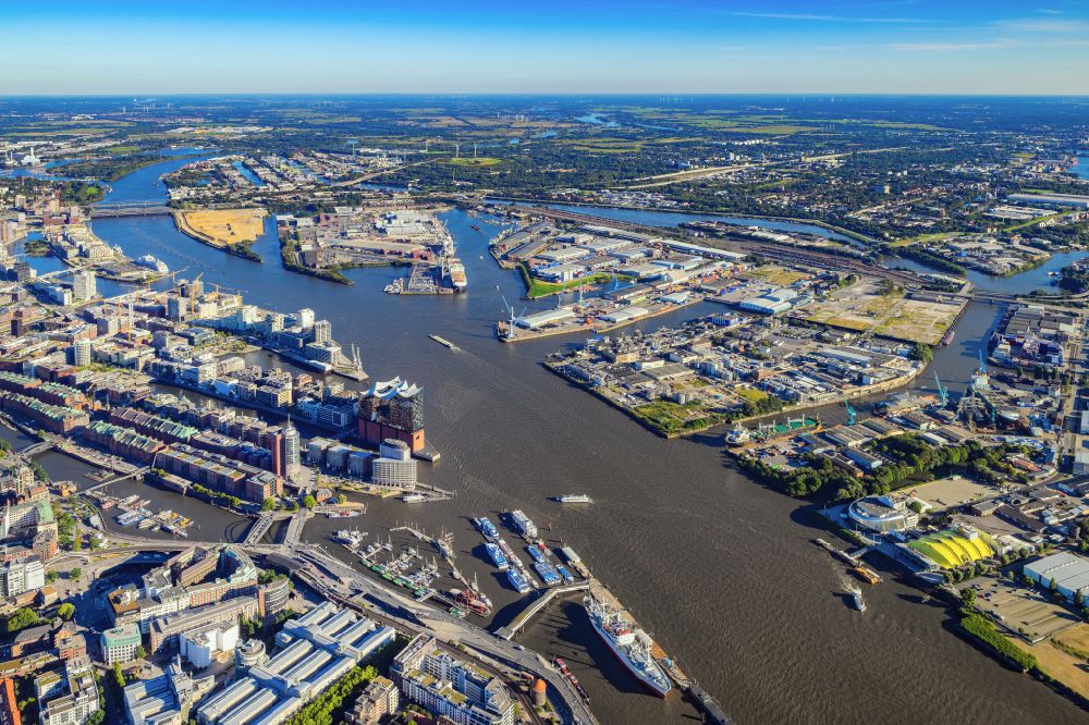 Aerial image Hamburg - Port facilities on the banks of the harbor basin in the Steinwerder district in Hamburg