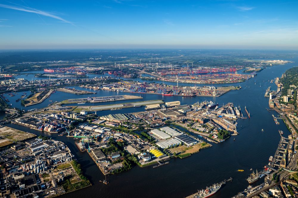 Hamburg from the bird's eye view: Port facilities on the banks of the harbor basin in the Steinwerder district in Hamburg