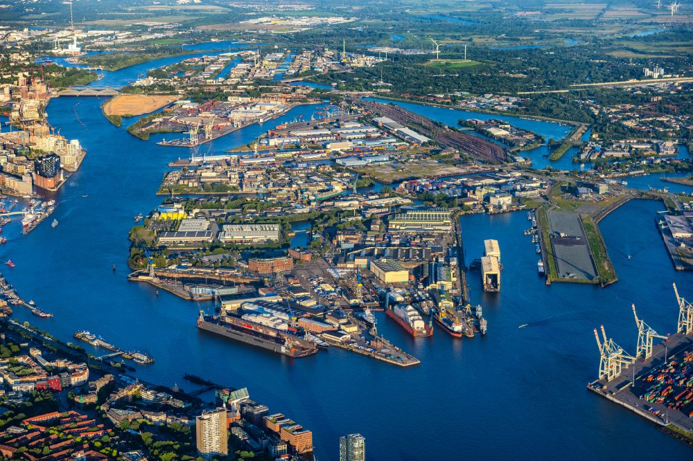 Hamburg from the bird's eye view: Port facilities on the banks of the harbor basin in the Steinwerder district in Hamburg