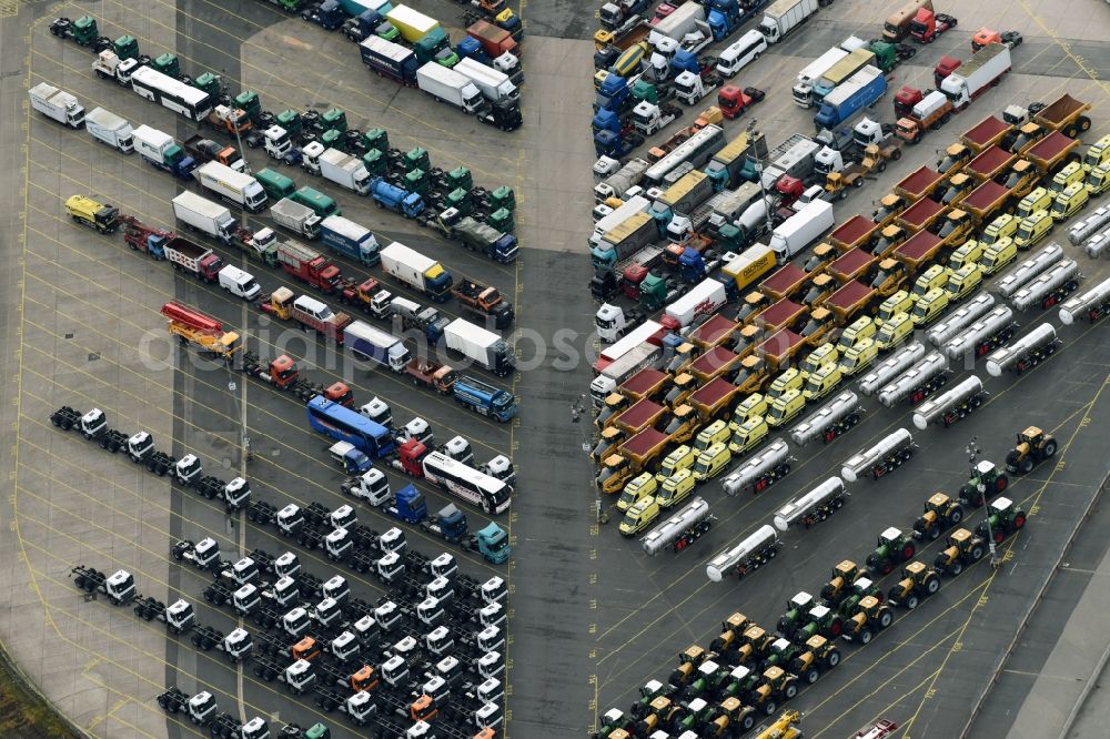 Hamburg from above - Port facilities on the shores of the harbor of for special vehicle and commercial vehicle loading in export in the district Kleiner Grasbrook in Hamburg