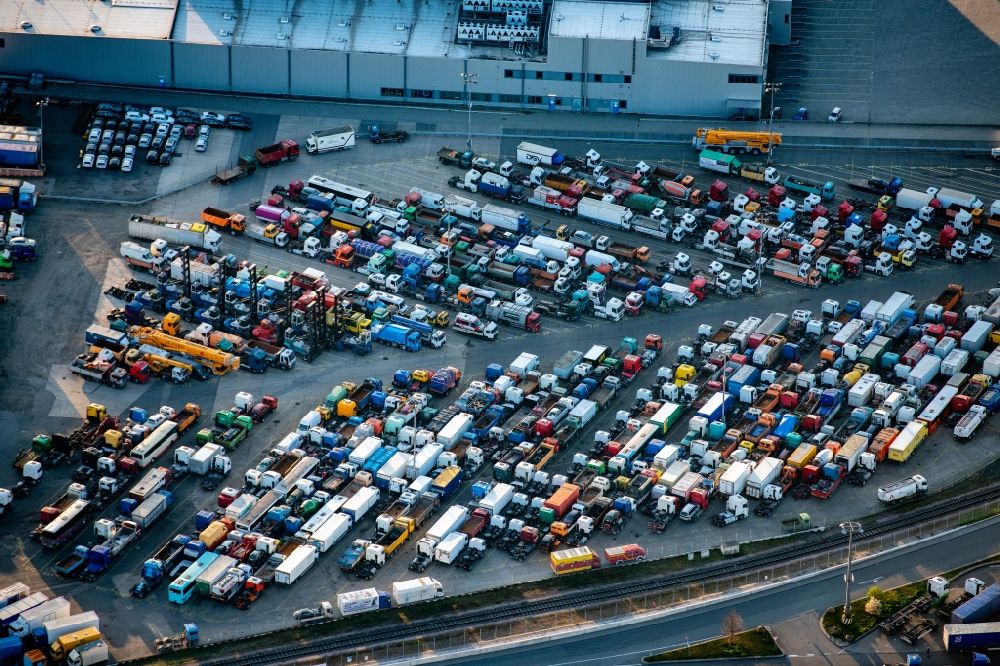Aerial photograph Hamburg - Port facilities on the shores of the harbor of for special vehicle and commercial vehicle loading in export in the district Kleiner Grasbrook in Hamburg, Germany
