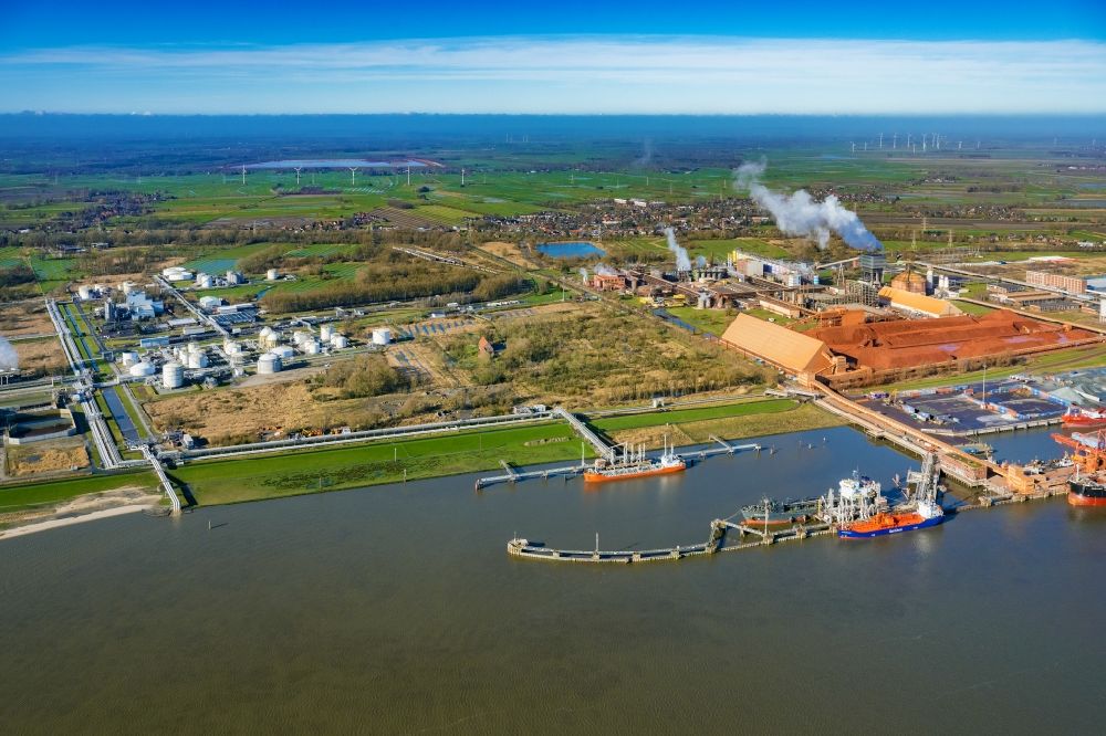 Stade from the bird's eye view: Port facility Stader Seehafen AOS am Buetzflether Sand in Buetzfleth in the state Lower Saxony, Germany. The Hanseatic Energy Hub is to be built on the green space by 2026. The planned terminal for the import of liquefied natural gas (LNG) will be integrated into the existing industrial park
