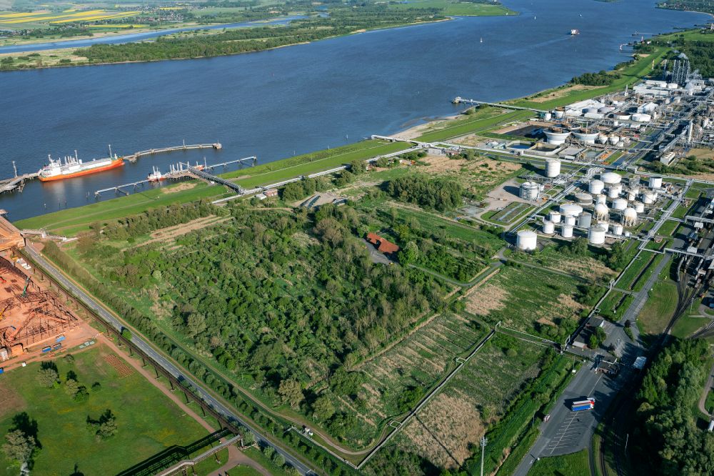 Aerial image Stade - Port facility Stader Seehafen AOS am Buetzflether Sand in Buetzfleth in the state Lower Saxony, Germany. The Hanseatic Energy Hub is to be built on the green space by 2026. The planned terminal for the import of liquefied natural gas (LNG) will be integrated into the existing industrial park