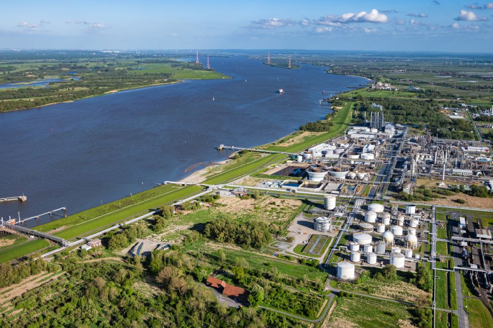 Aerial photograph Stade - Port facility Stader Seehafen AOS am Buetzflether Sand in Buetzfleth in the state Lower Saxony, Germany. The Hanseatic Energy Hub is to be built on the green space by 2026. The planned terminal for the import of liquefied natural gas (LNG) will be integrated into the existing industrial park