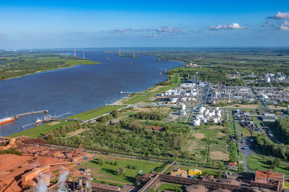 Aerial photograph Stade - Port facility Stader Seehafen AOS am Buetzflether Sand in Buetzfleth in the state Lower Saxony, Germany. The Hanseatic Energy Hub is to be built on the green space by 2026. The planned terminal for the import of liquefied natural gas (LNG) will be integrated into the existing industrial park