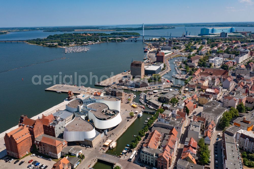 Aerial photograph Hansestadt Stralsund - Harbor island by Ozeaneum Oceanographic Museum in Stralsund in Mecklenburg - Western Pomerania