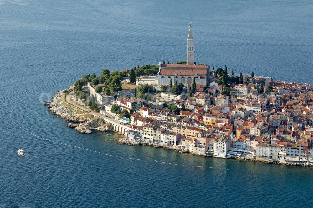 Aerial photograph Rovinj - Peninsula with land access and shore area on the Adriatischen Meer in Rovinj in Istirien - Istarska zupanija, Croatia