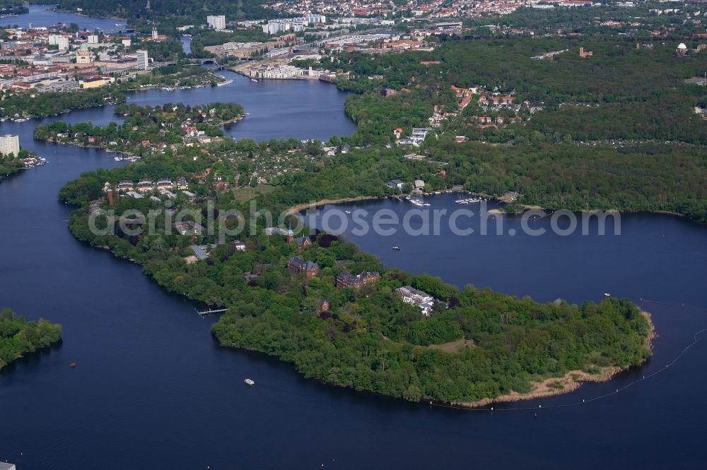 Aerial photograph Potsdam - Peninsula with land access and shore area Herrmannswerder in Templiner See in Potsdam in the state Brandenburg, Germany