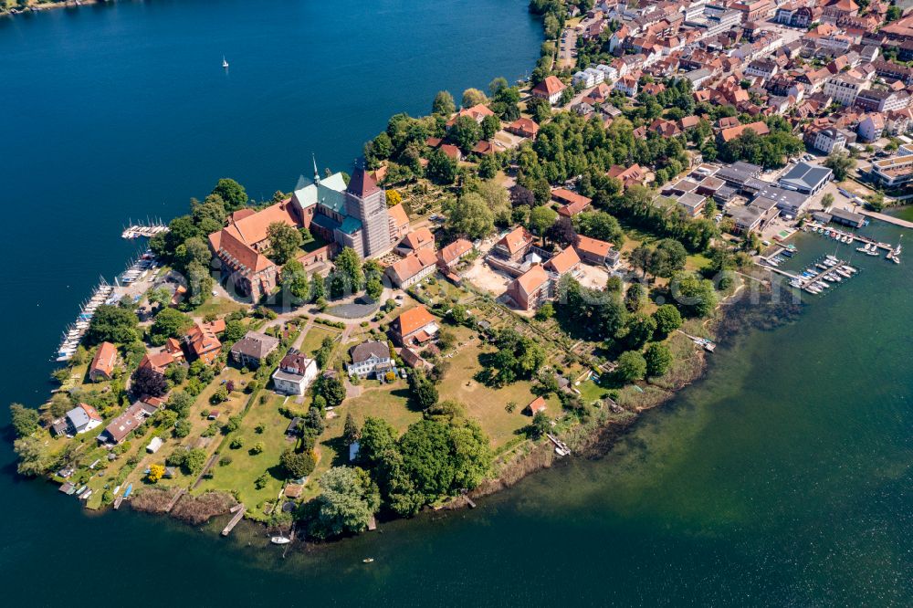 Aerial image Ratzeburg - Peninsula with land access and shore area on the Kuechensee - Domsee in Ratzeburg in the state Schleswig-Holstein, Germany