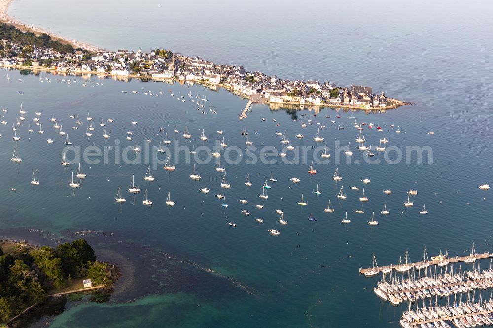 Aerial photograph Ile-Tudy - Peninsula with Sailing-Boats and shore area on the in Ile-Tudy in Brittany, France