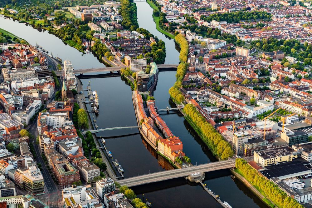 Bremen from the bird's eye view: Teerhof Peninsula between the rivers Weser and Kleine Weser in front of the historic town centre of Bremen in Germany. The Museum of Modern Art Weserbug is located in the North of the isle