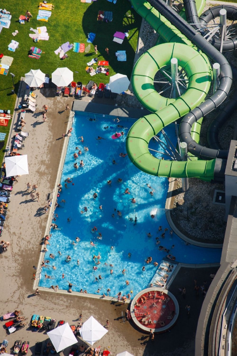 Oberhausen from above - Indoor and outdoor facilities of the recreational facility Aqua Park Oberhausen in Oberhausen in North Rhine-Westphalia
