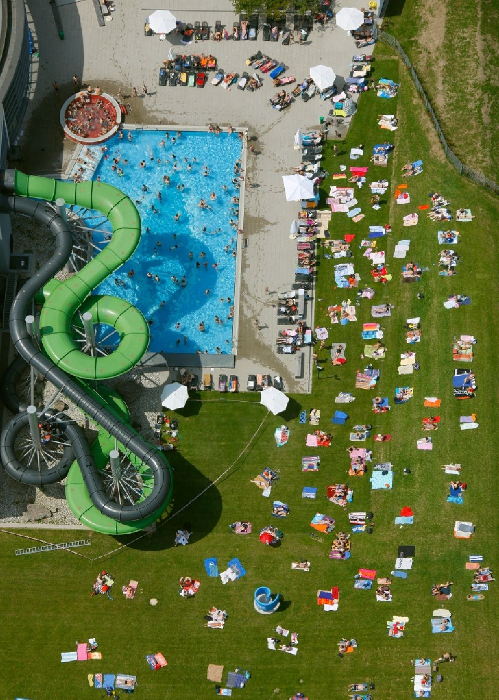 Aerial photograph Oberhausen - Indoor and outdoor facilities of the recreational facility Aqua Park Oberhausen in Oberhausen in North Rhine-Westphalia