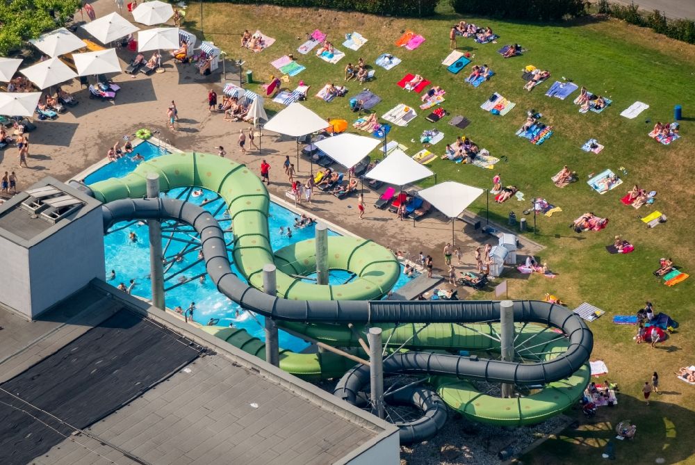 Oberhausen from above - Indoor and outdoor facilities of the recreational facility Aqua Park Oberhausen in Oberhausen in North Rhine-Westphalia