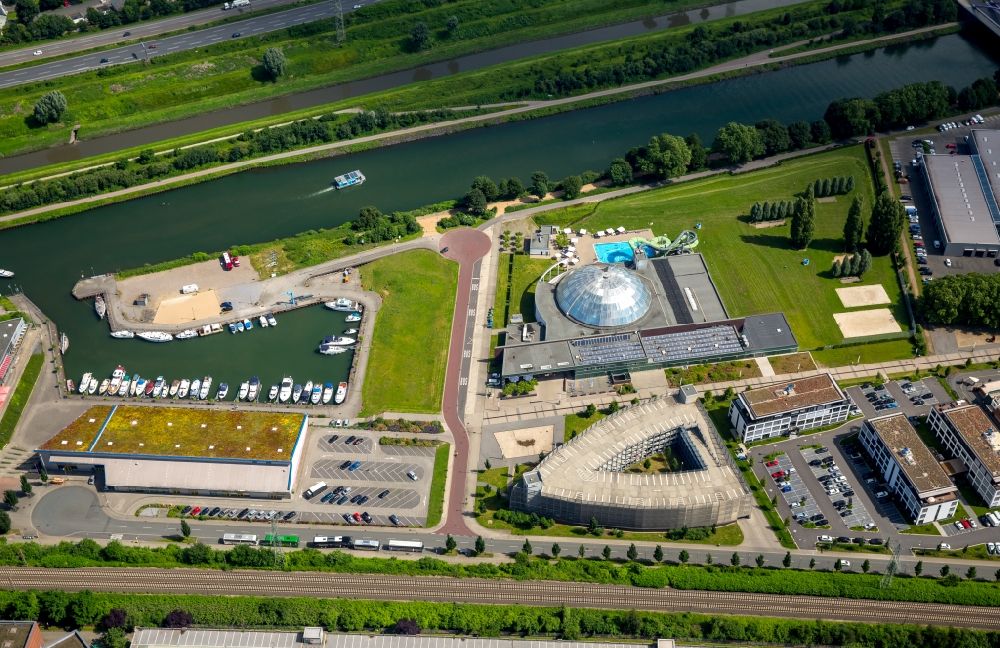 Aerial photograph Oberhausen - Leisure Centre - Amusement Park in the Neue Mitte Oberhausen with indoor pool und marina of the operating company AQUApark Oberhausen GmbH along the river Rhein-Herne-Kanal in Oberhausen in the state North Rhine-Westphalia, Germany