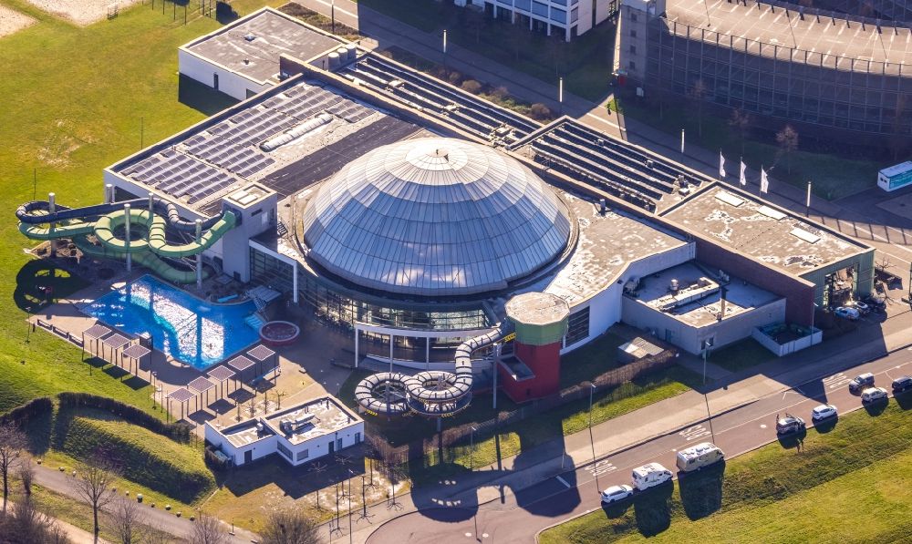 Oberhausen from above - Leisure Centre - Amusement Park in the Neue Mitte Oberhausen with indoor pool und marina of the operating company AQUApark Oberhausen GmbH along the river Rhein-Herne-Kanal in Oberhausen in the state North Rhine-Westphalia, Germany