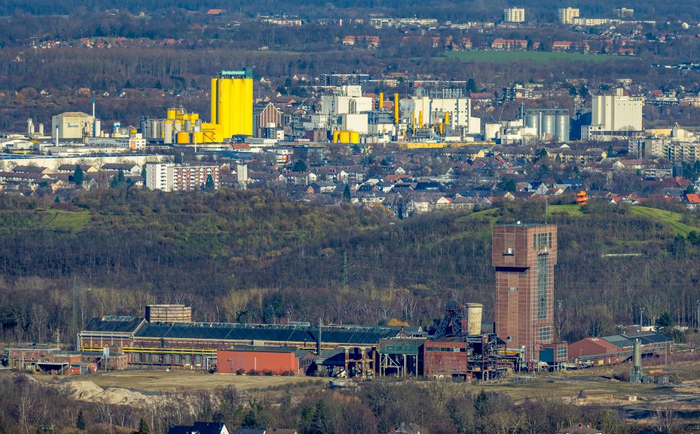 Aerial image Wiescherhöfen - Hammerhead tower on the site of the industrial ruin Zeche Heinrich Robert with a view of the Broekelmann + Co - Oelmuehle GmbH + Co in Wiescherhofen in the state North Rhine-Westphalia, Germany