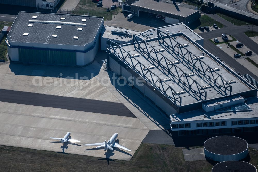 Aerial image Braunschweig - Hangar equipment and aircraft hangars for aircraft maintenance on airport in the district Kralenriede in Brunswick in the state Lower Saxony, Germany
