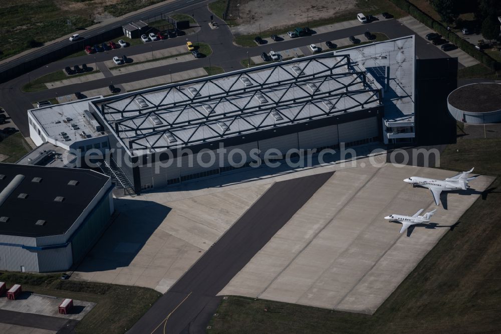 Braunschweig from the bird's eye view: Hangar equipment and aircraft hangars for aircraft maintenance on airport in the district Kralenriede in Brunswick in the state Lower Saxony, Germany